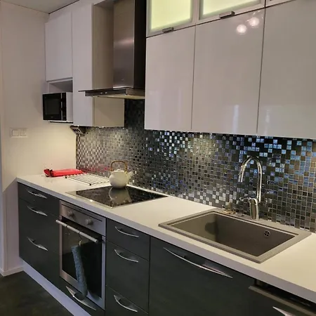 Saunallista Omakotitalomajoitusta Kuusamon Keskustan Tuntumassa *