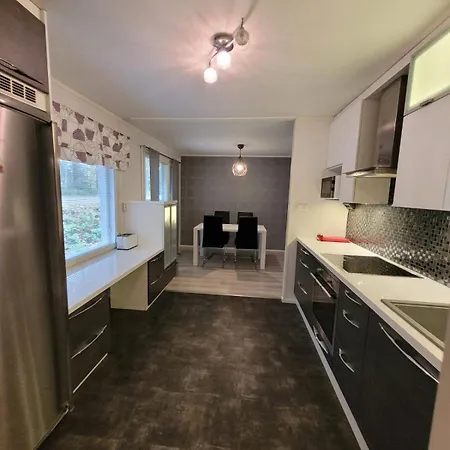 Saunallista Omakotitalomajoitusta Kuusamon Keskustan Tuntumassa Apartment